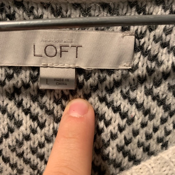 Cute Loft Sweater Size Large - Picture 2 of 3